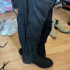 KNEE HIGH BLACK BOOTS